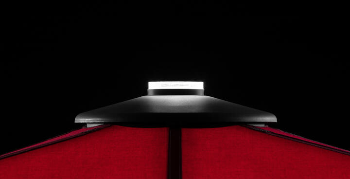 "Detail Bahama® One - LED-Light Spot an der Spitze des Schirms"