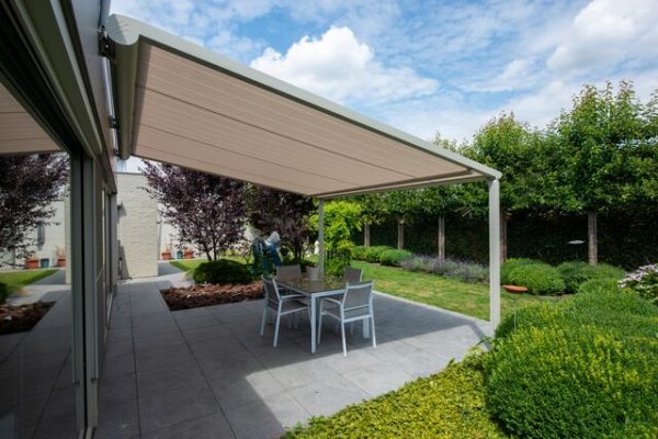 BRUSTOR B128 Pergolamarkise Terrassenüberdachung mit Sonnenschutz-Markise von TerrassenDesign24 über Gartenmöbeln im modernen Außenbereich