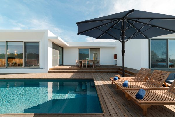 Bahama® One Sonnenschirm Wooden lounge chairs in modern villa pool and deck