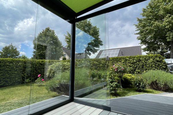 Unterdachmarkise Terrassenüberdachung Wintergarten Hier sehen Sie eine Unterdachmarkise mit einem grünen Markisentuch für einen Wintergarten oder für eine Terrassenüberdachung.