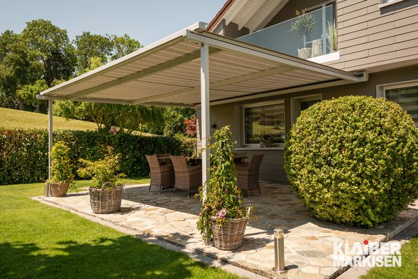 Klaiber Pergolamarkisse PERGOLINO P3600 Hier sehen sie die Pergolamarkise von der Firma Klaiber Markisen auf einer schönen Terrasse. Wunderbarer Beschattung durch eine wirklich formschöne Pergolamarkise.