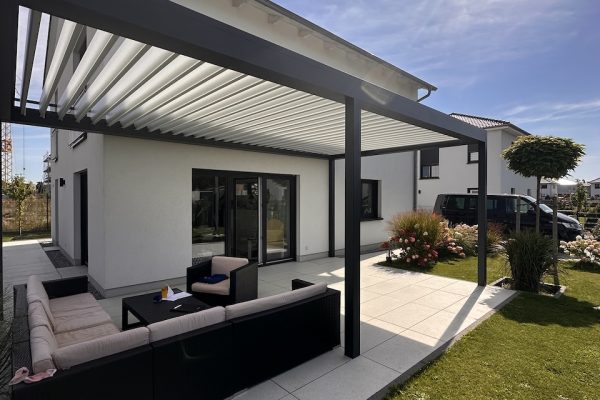 Referenz Neuenhagen bei Berlin Lamellendach Brustor B200XL Auf diesem Bild sehen Sie ein Lamellendach am Einfamilienhaus stehen.