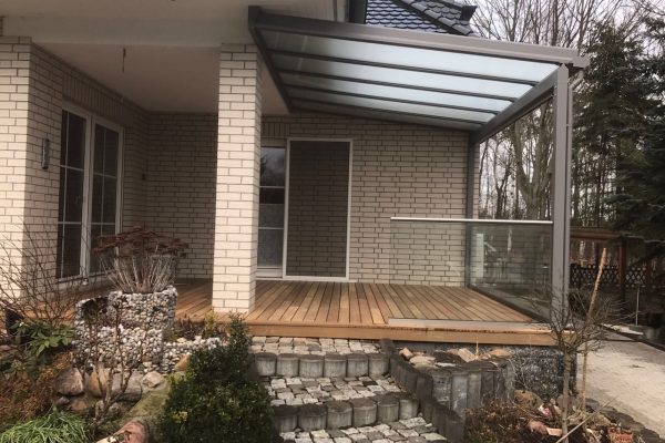 Terrassenüberdachung mit Brüstungsgeländer aus VSG 32mm Glas Terrassenüberdachung mit Brüstungsgeländer aus VSG 32mm Glas