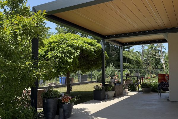 Geschlossenes Lamellendach Brustor B200 XL Schutz vor Sonne Die geschlossenen Alu Lamellen des Terrassendaches schützen Sie zuverlässig vor UV-Strahlen und Hitze.