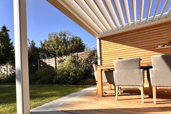 Lamellendach B200XLI Berlin I Terrassengestaltung I Outdoor Living Auf dem Bild sehen wir Lamellendach in einem Berliner Garten. Ein schön gestaltete Außenfläche mit Holz Aluminium Kombination.